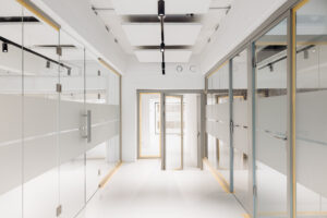 Licht, modern kantoorinterieur met glazen wanden aan de Generaal Vetterstraat.